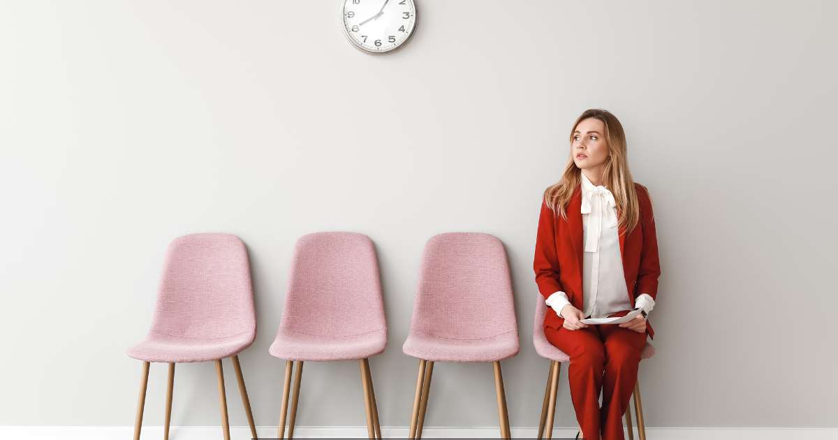 Une personne qui attend son tour dans une salle d'attente pour passer un entretien