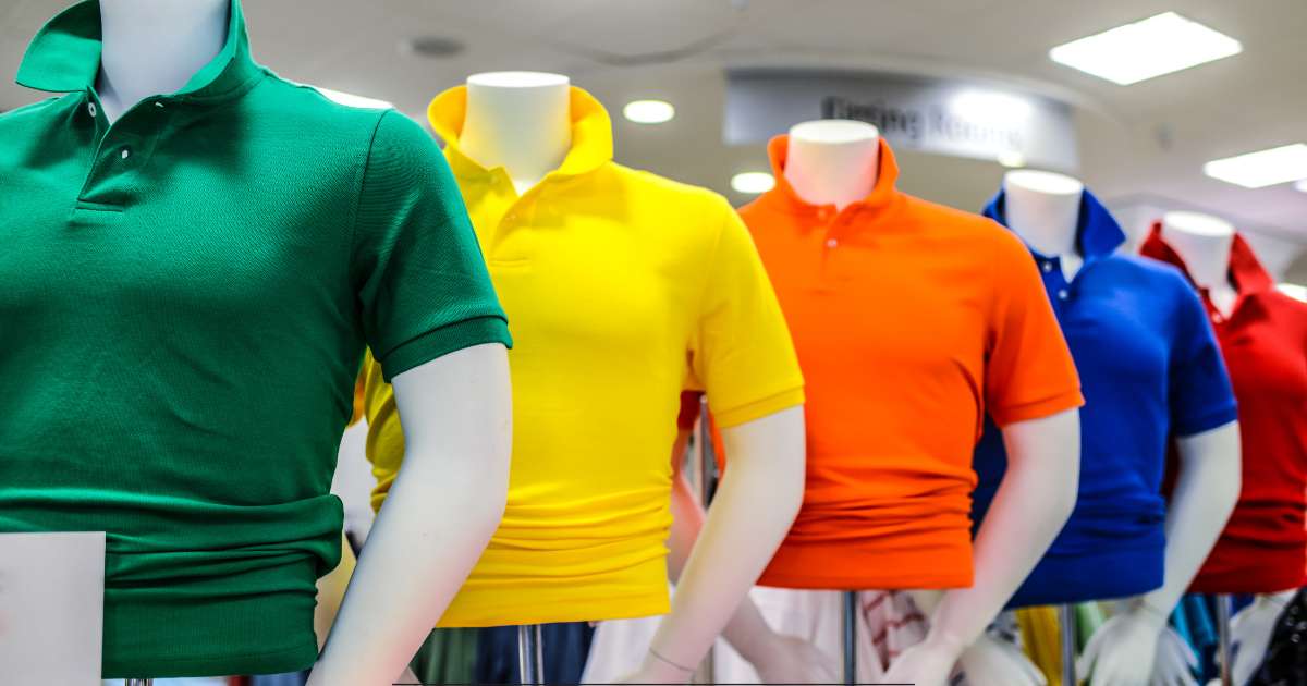 Des mannequins avec des polos de différentes couleurs.