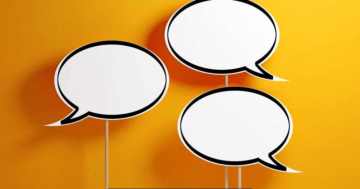 Deux bulles blanches posées sur un fond jaune-orangé