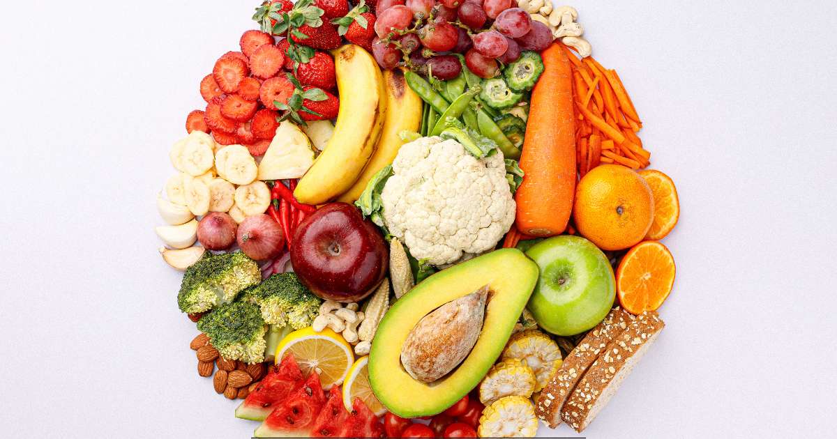 Un panier de fruits et de légumes avec du pain pour représenter la semaine du goût.