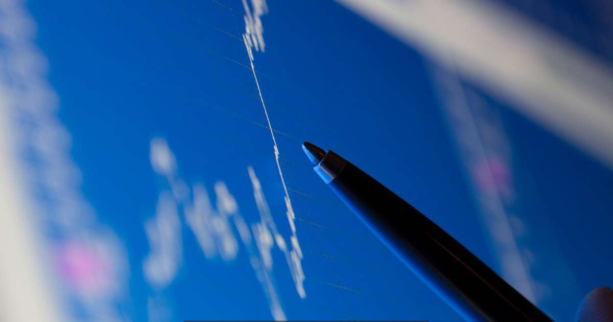 Un stylo qui point des statistiques.
