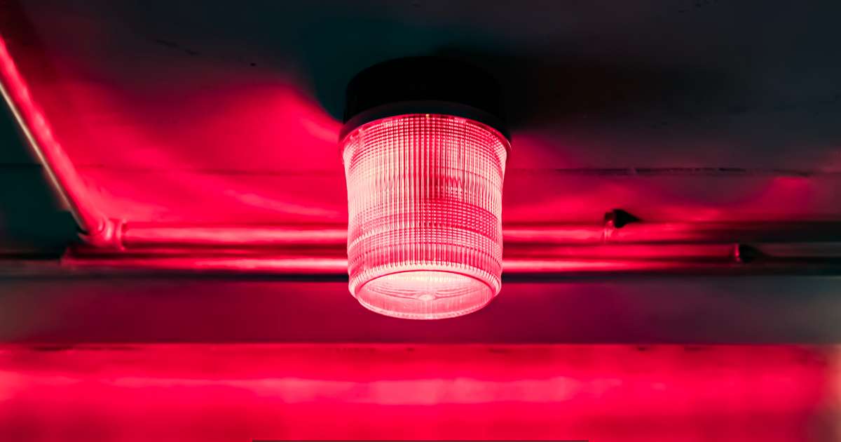 Un gyrophare de couleur rouge qui symbolise un niveau d'alerte haut.