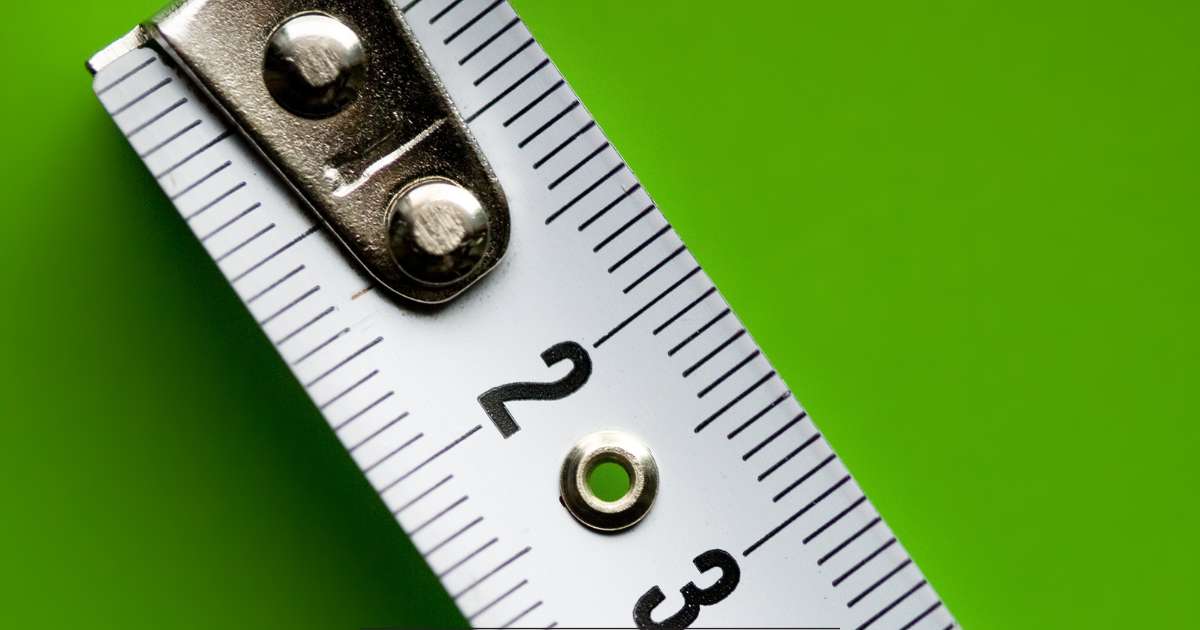 Un mètre mesure sur fond vert pour symboliser le prolongement du bonus-malus de l'assurance chômage.