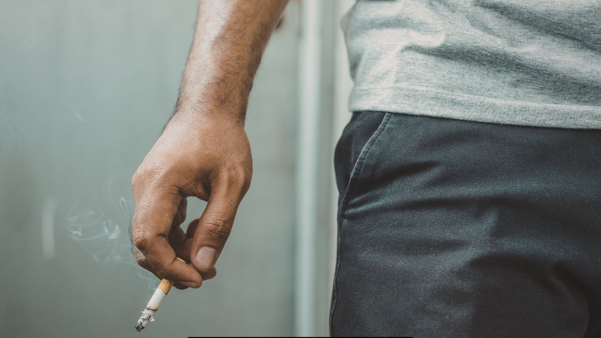 Pauses cigarette au travail : un privilège qui agace de plus en plus les non-fumeurs