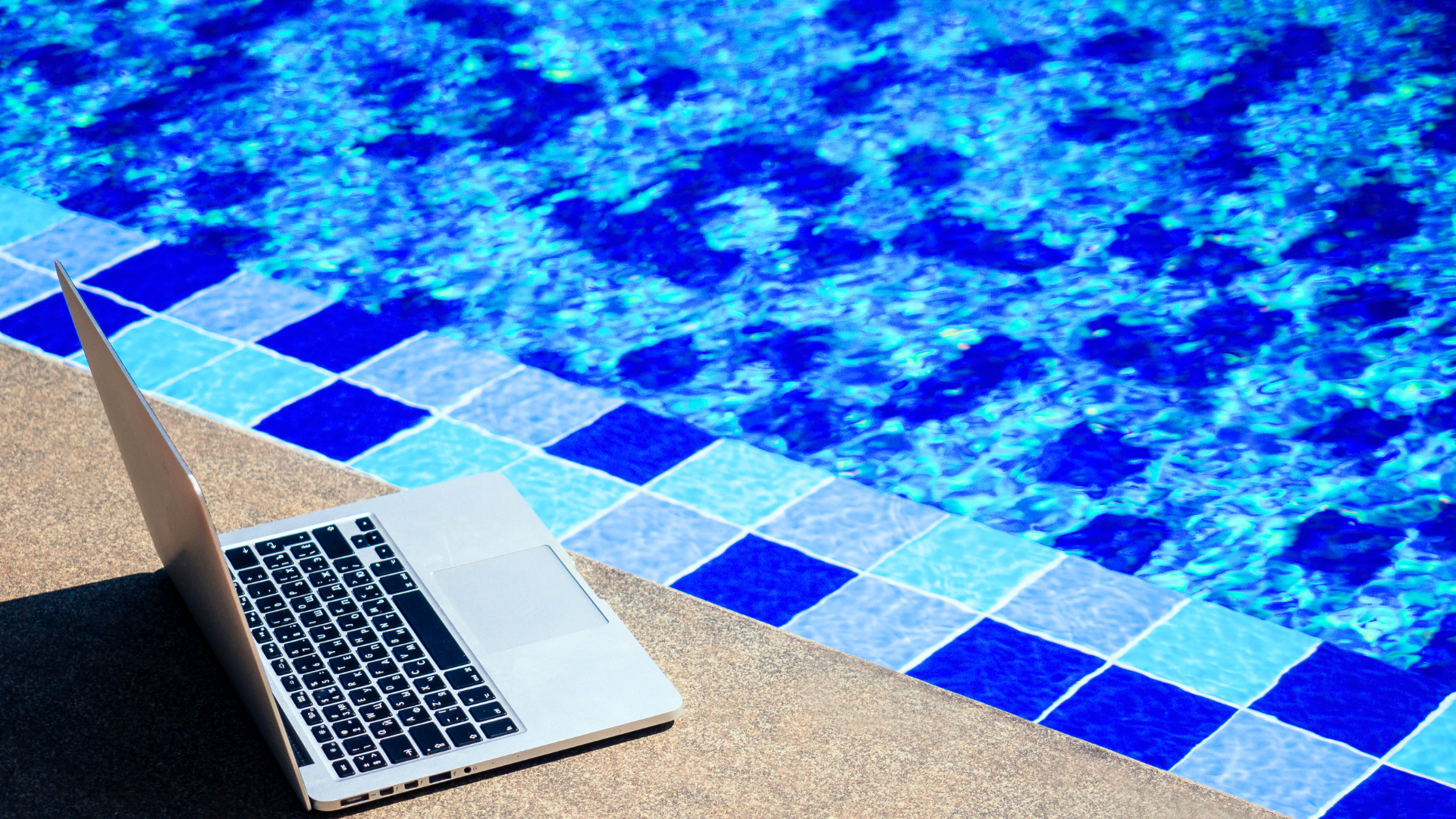 Peut-on télétravailler depuis son lieu de vacances ? Ce que dit le droit